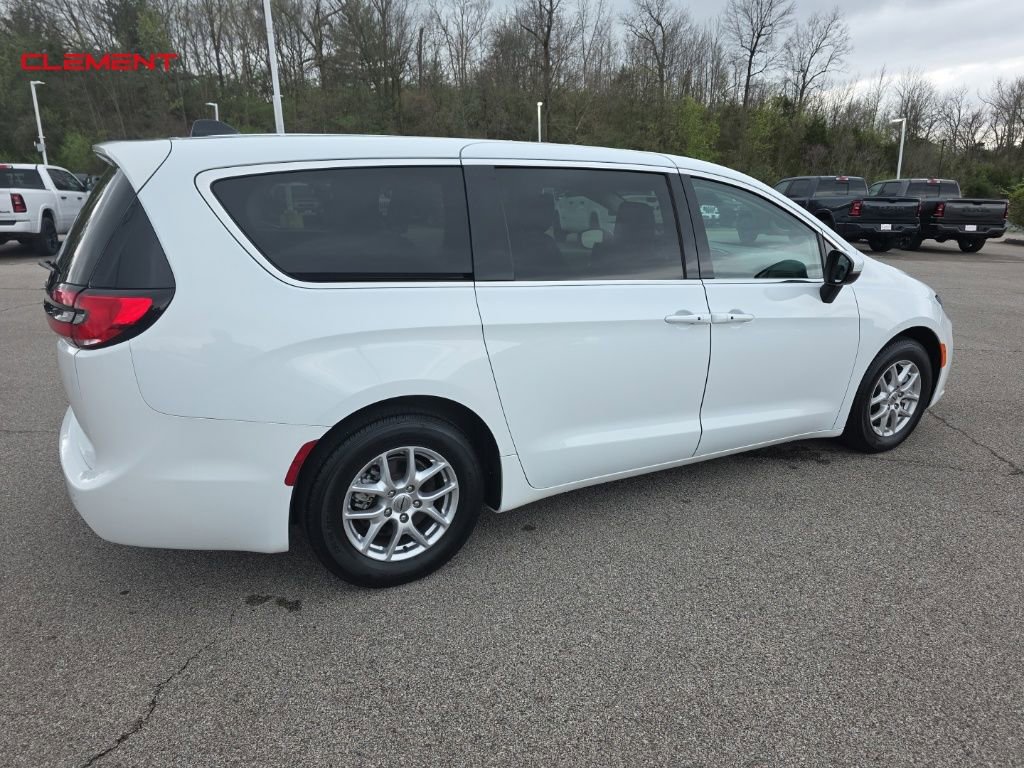 Used 2023 Chrysler Pacifica Touring-L image 22
