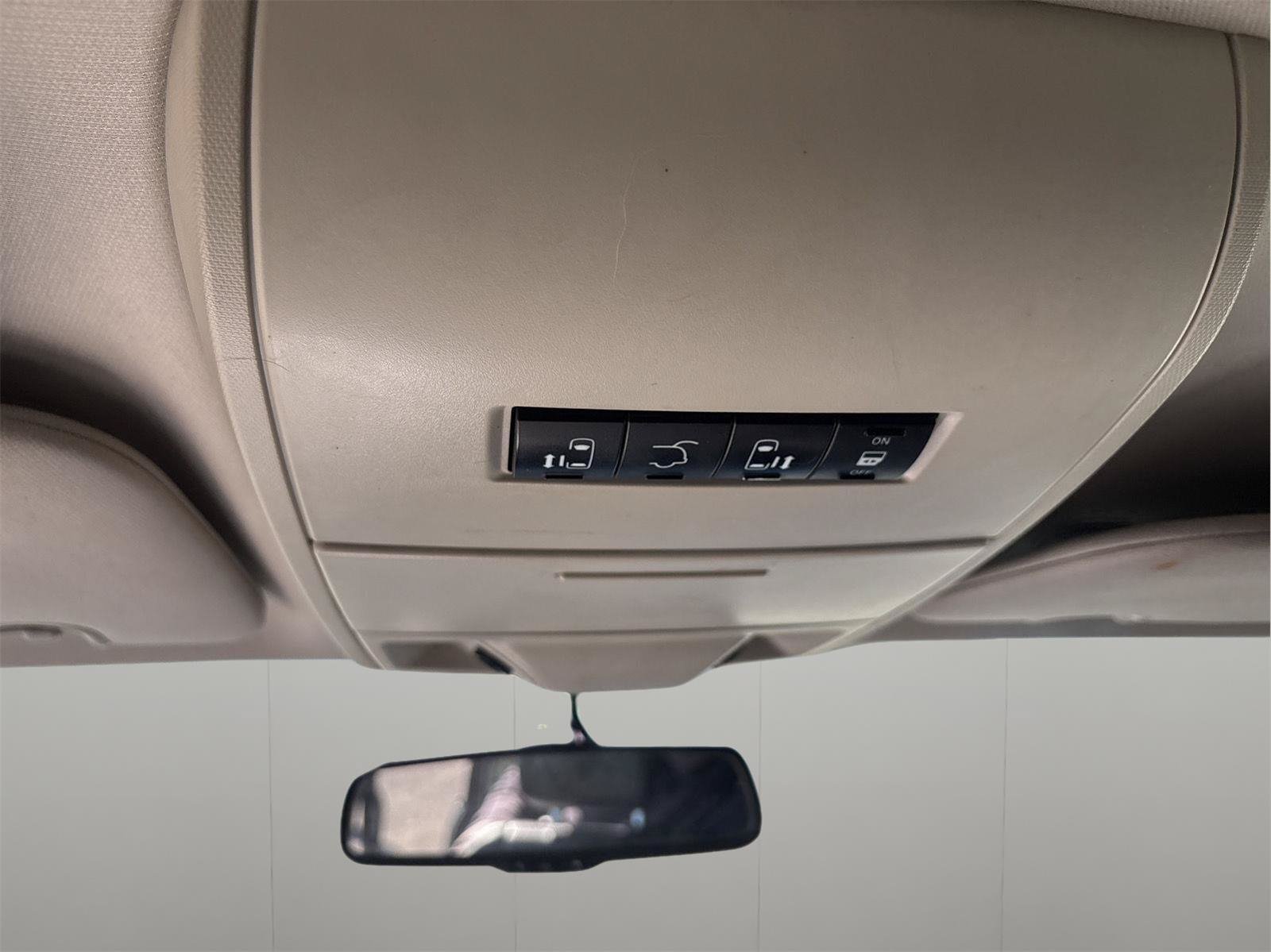 Used 2015 Chrysler Town & Country Touring FWD image 24