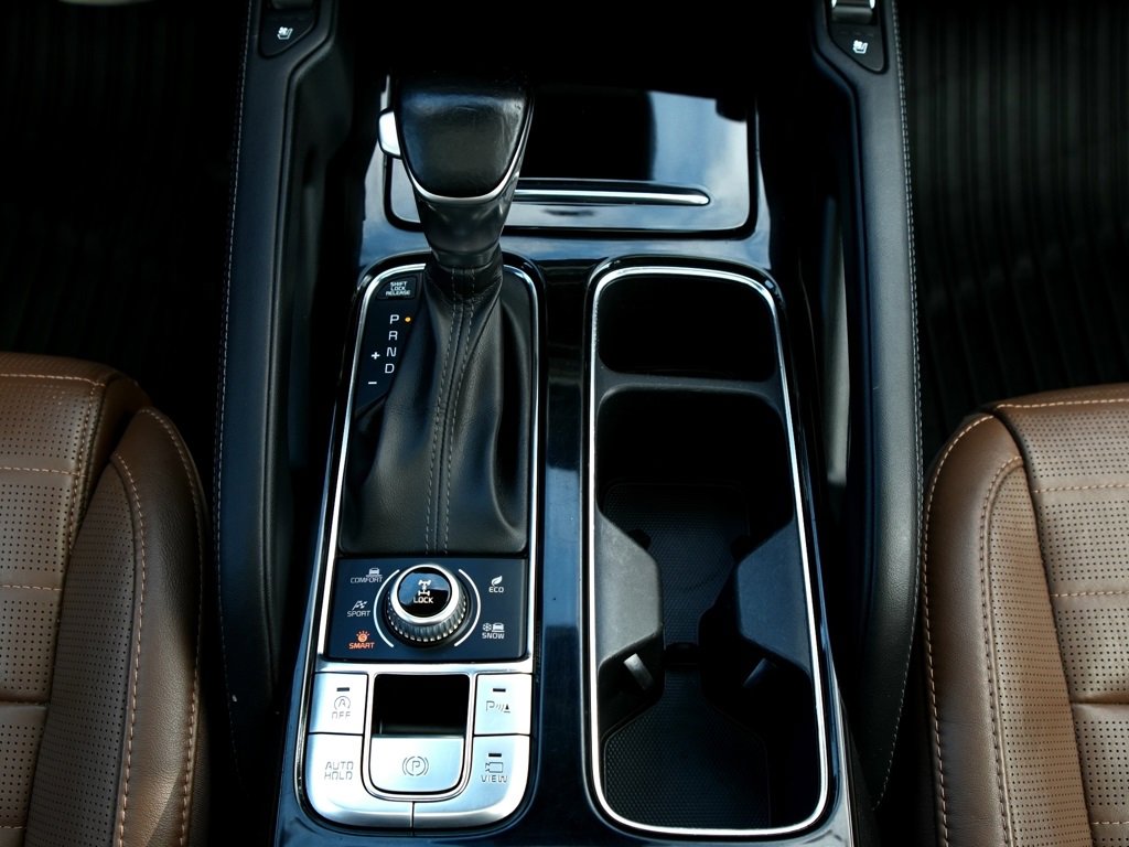 Used 2020 Kia Telluride SX w/ SX Prestige Package image 3