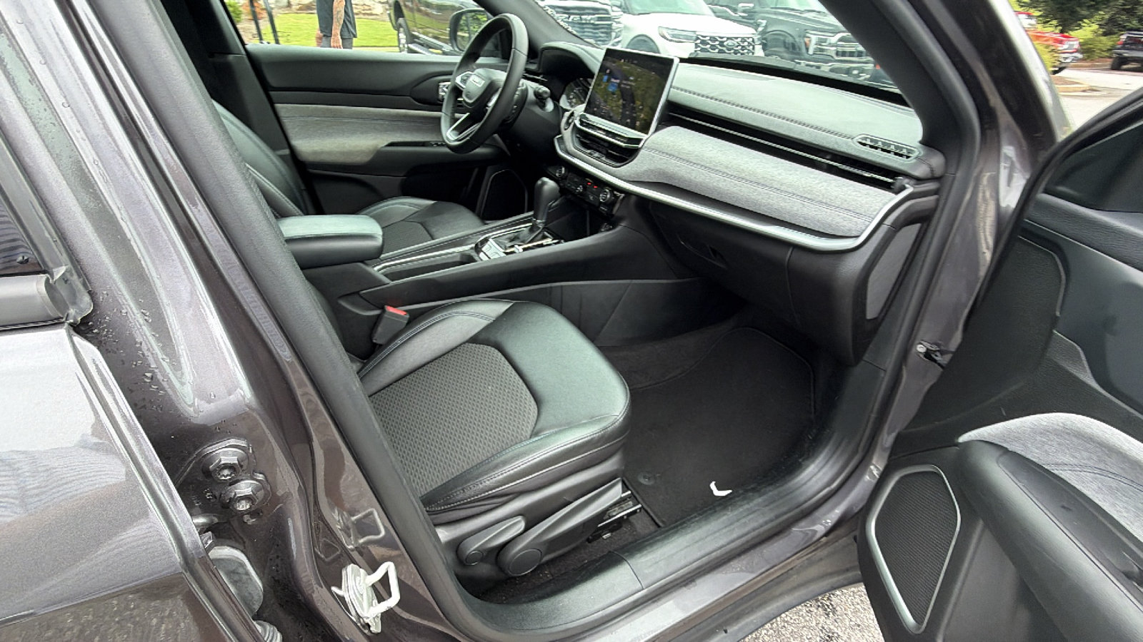 Used 2024 Jeep Compass Latitude AWD/4WD image 18