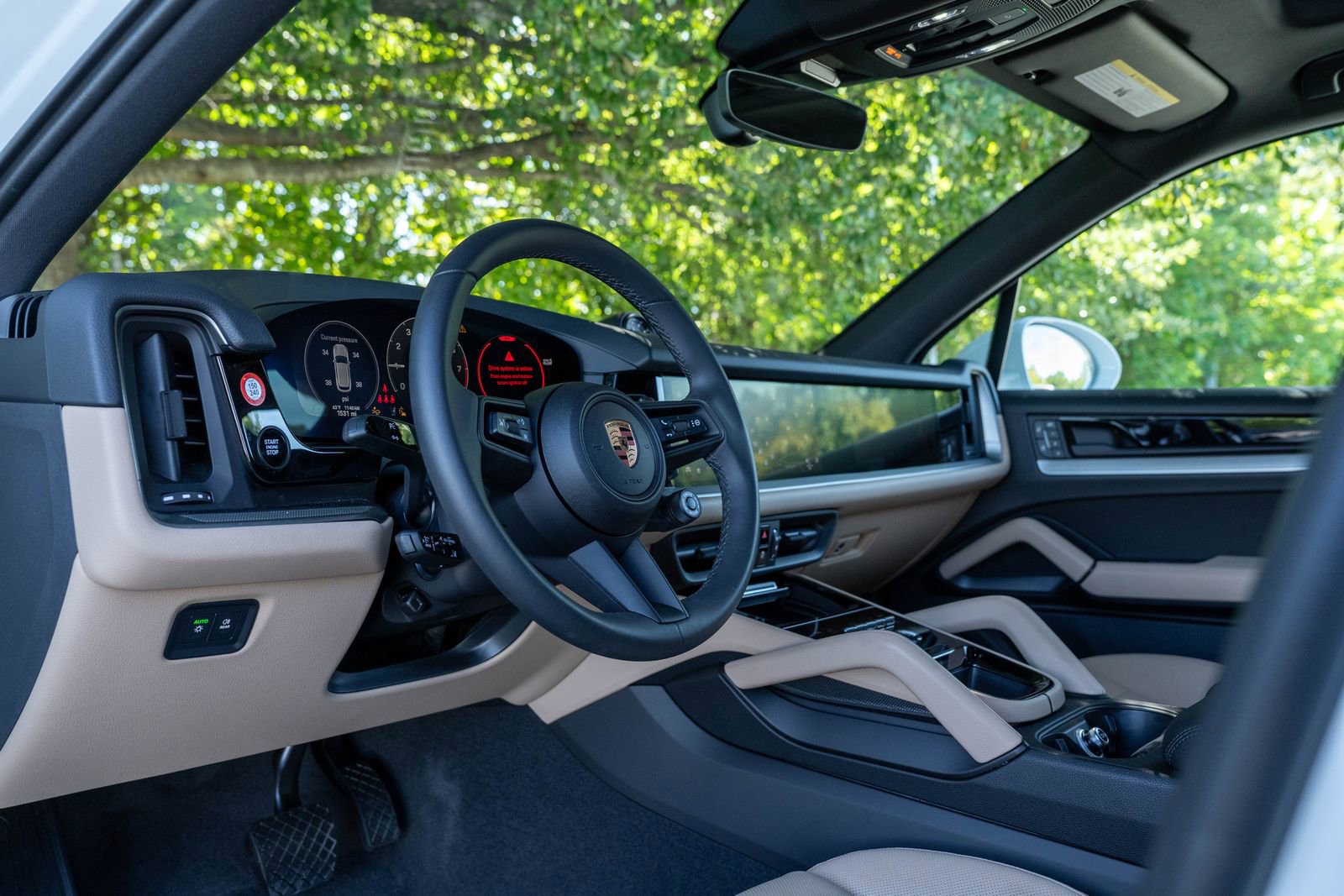 Certified 2025 Porsche Cayenne E-Hybrid w/ Premium Package Plus image 4