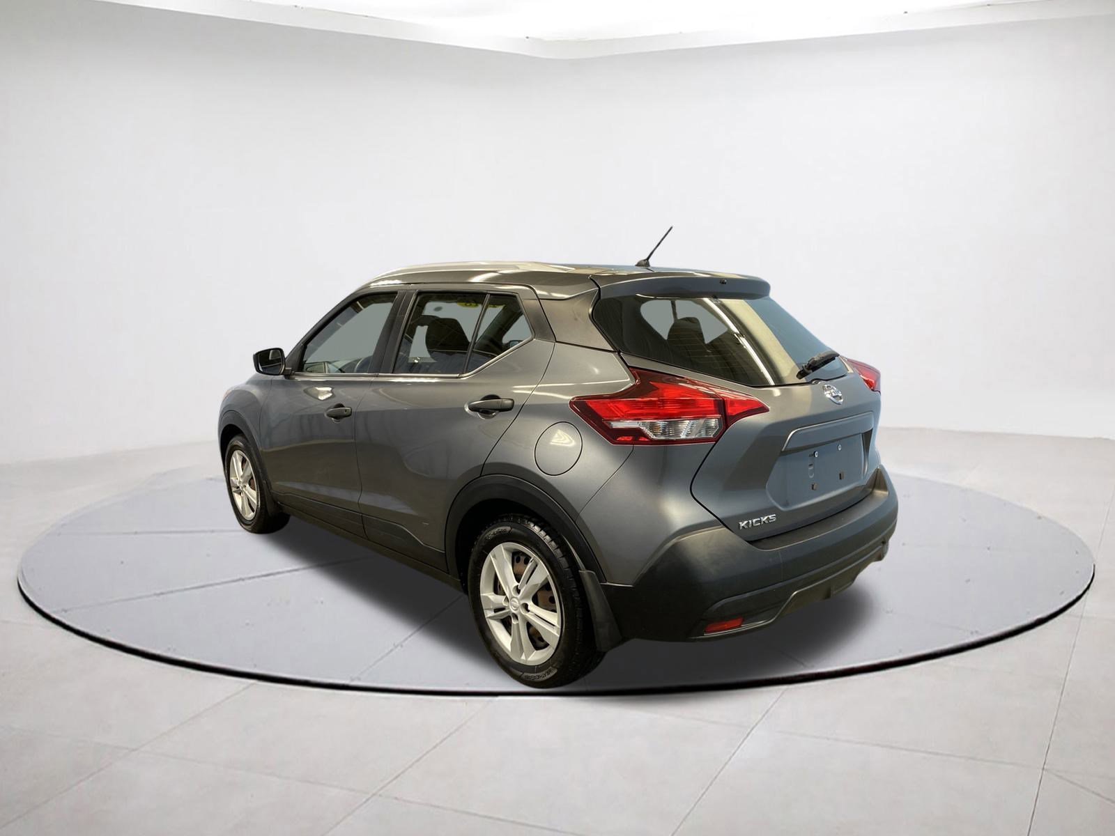 Used 2018 Nissan Kicks S image 4