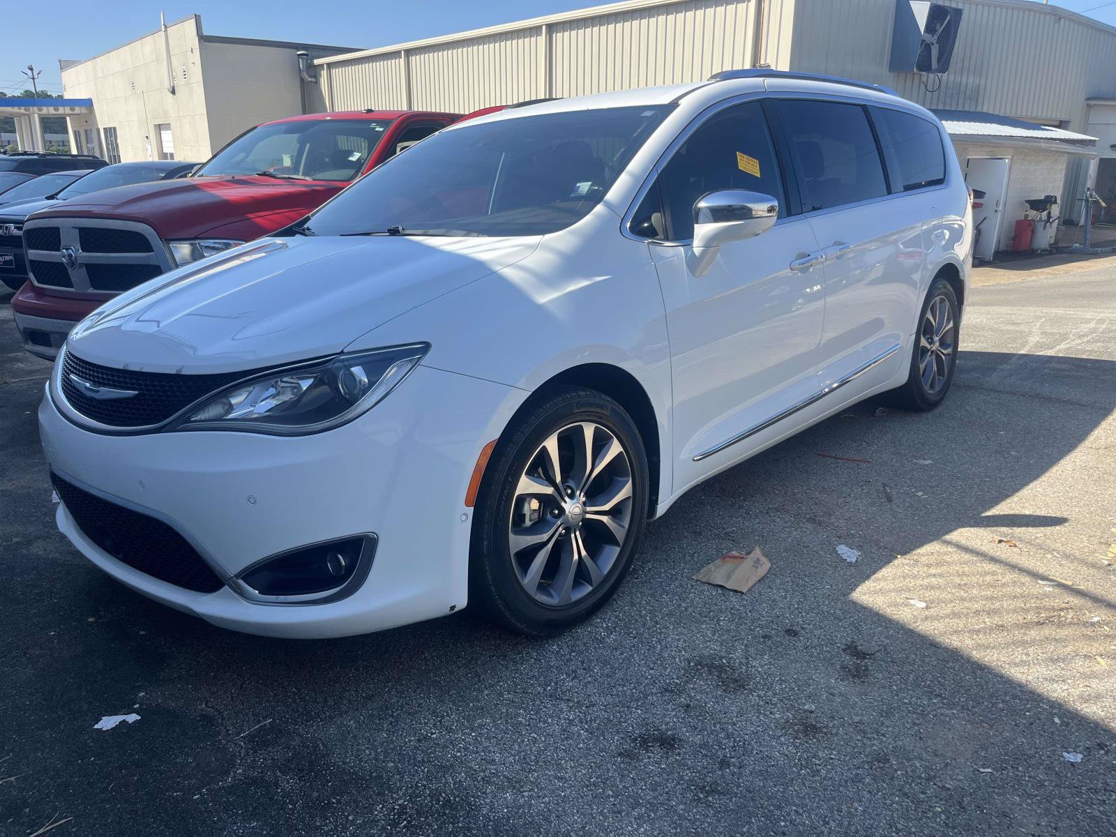 Used 2017 Chrysler Pacifica Limited FWD image 1