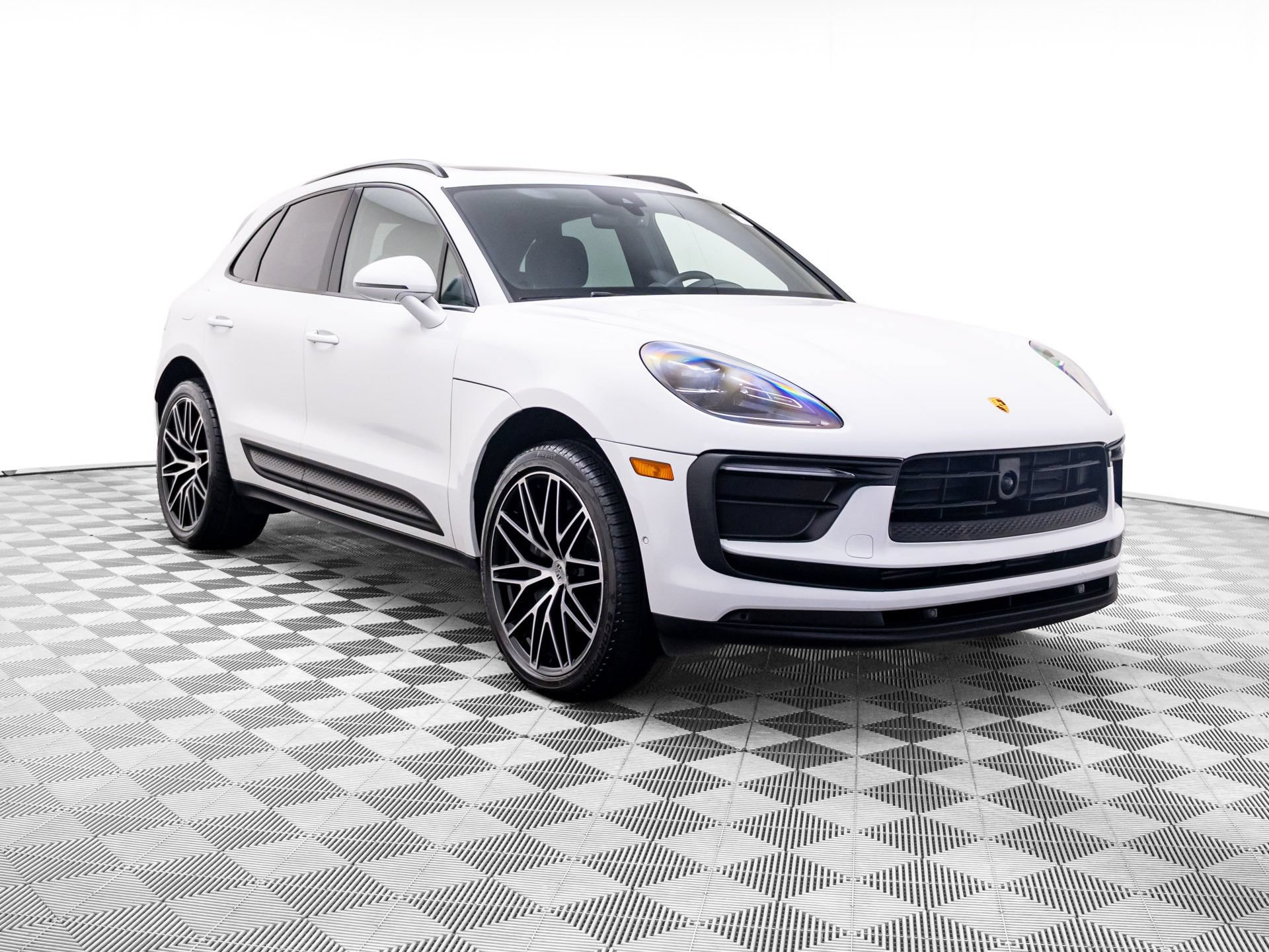 Certified 2024 Porsche Macan w/ Premium Plus Package AWD/4WD image 6