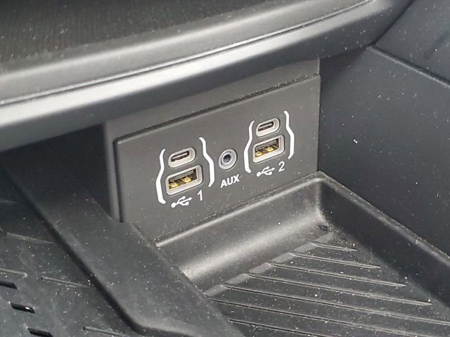 Used 2025 Chrysler Pacifica Limited image 23