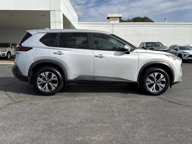 Used 2022 Nissan Rogue SV image 2