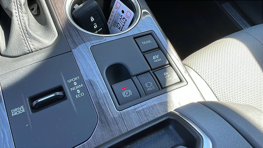 Used 2024 Toyota Highlander Limited image 16