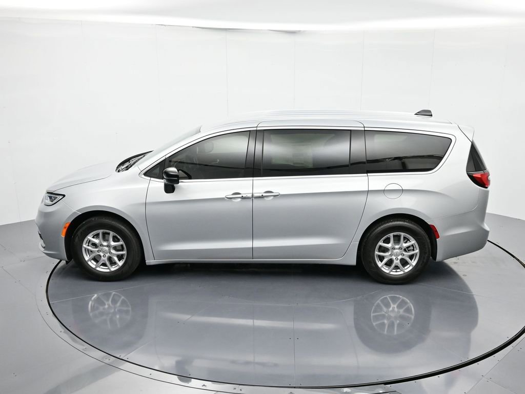 New 2026 Chrysler Pacifica Select FWD image 17