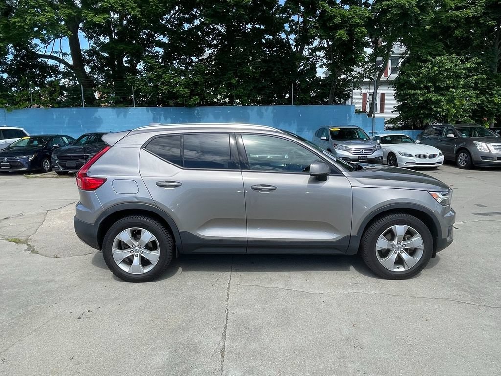 Used 2022 Volvo XC40 T4 Momentum FWD image 4