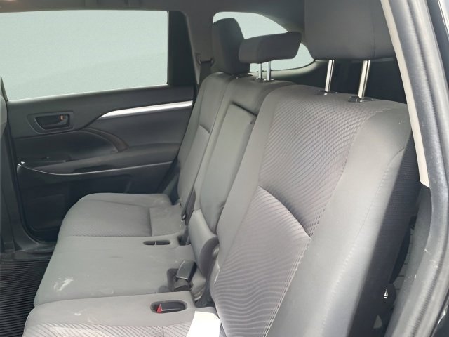 Used 2019 Toyota Highlander LE image 18