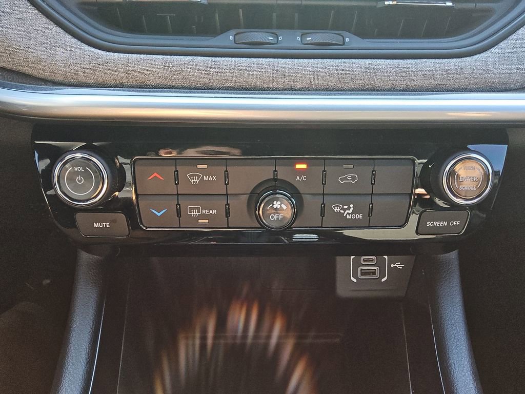 Used 2025 Jeep Compass Latitude image 21