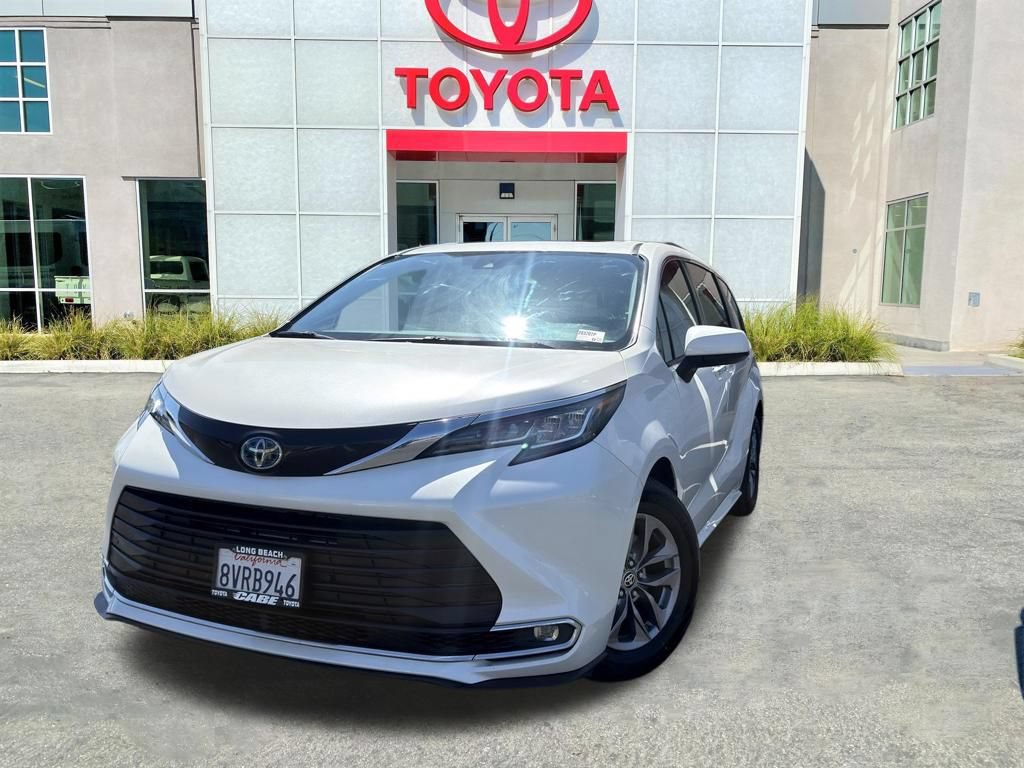 Used 2021 Toyota Sienna XLE FWD image 4