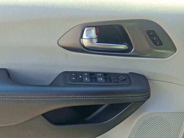 Used 2023 Chrysler Pacifica Touring-L FWD image 13