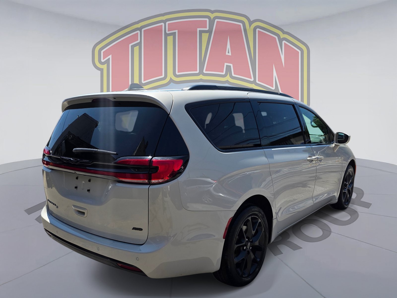 Used 2021 Chrysler Pacifica Touring-L w/ Uconnect Theater Family Group AWD/4WD image 3