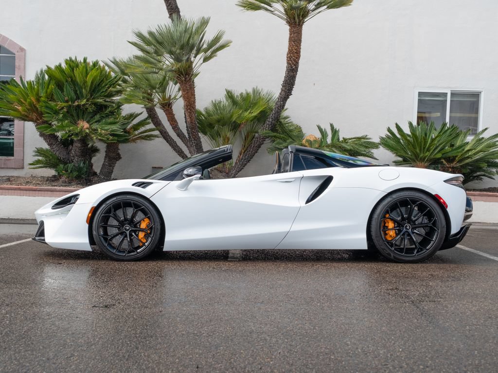 Used 2025 McLaren Artura Spider RWD image 3
