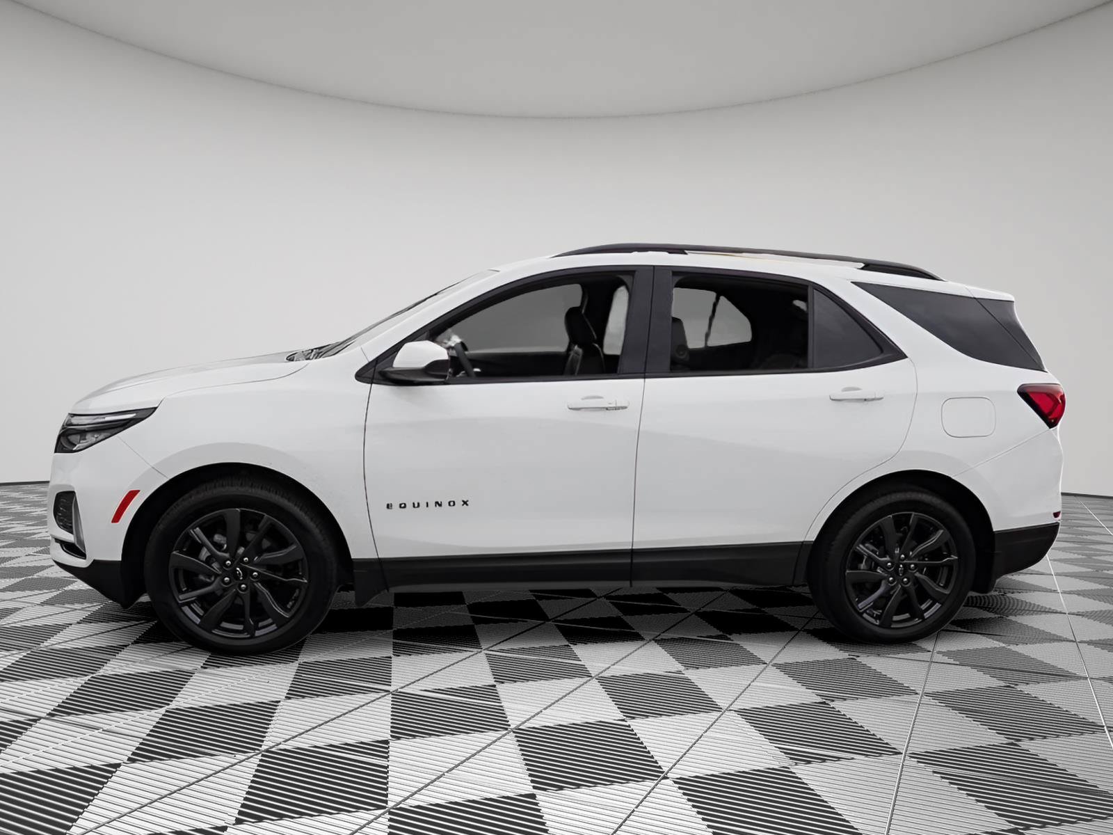 Used 2024 Chevrolet Equinox RS w/ LPO, Floor Liner Package FWD image 4