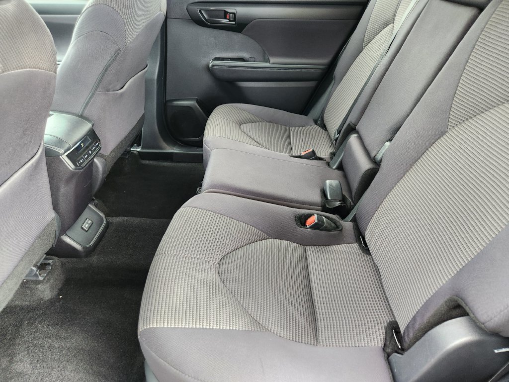 Used 2025 Toyota Highlander LE AWD/4WD image 18