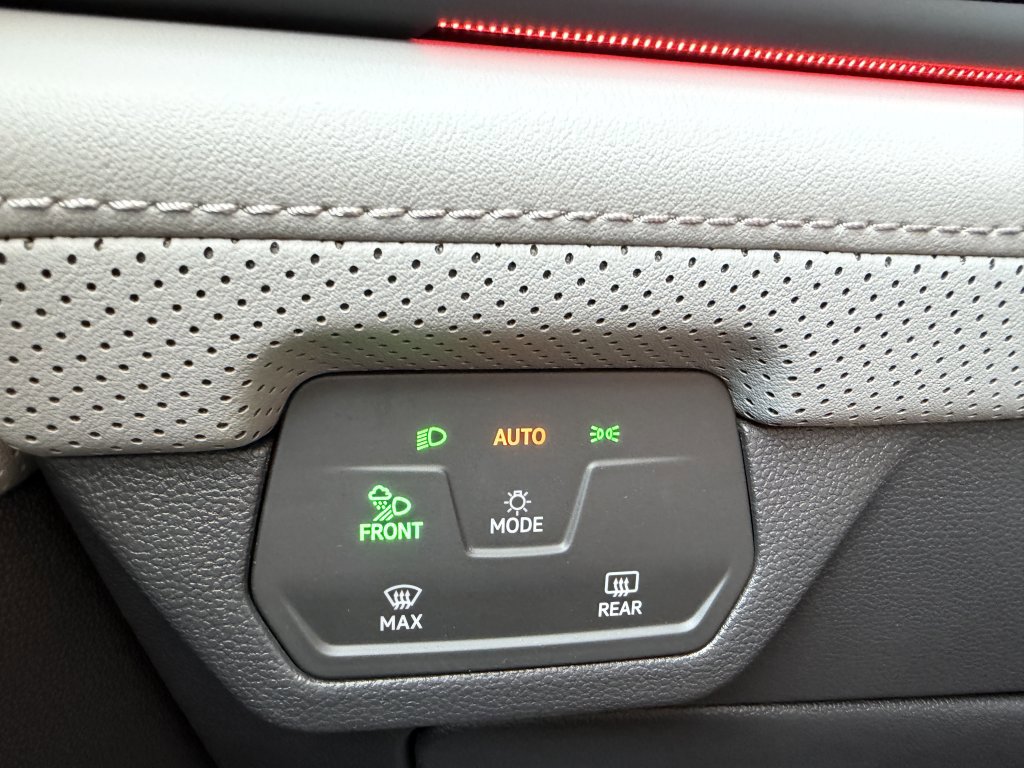 Used 2025 Volkswagen Atlas Peak Edition SE AWD/4WD image 28