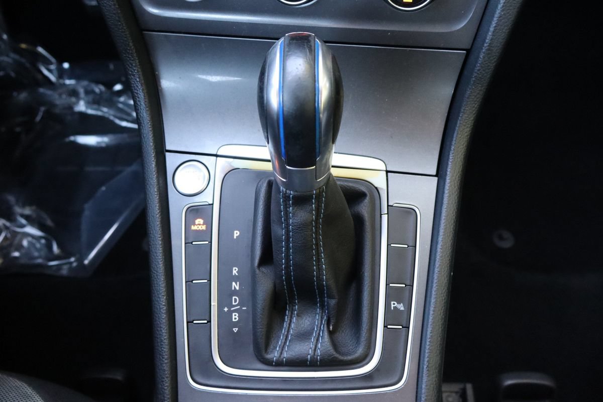 Used 2015 Volkswagen e-Golf Limited Edition FWD image 34