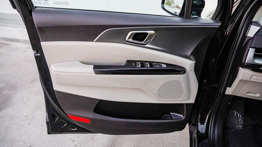 Used 2024 Kia Carnival LX image 35