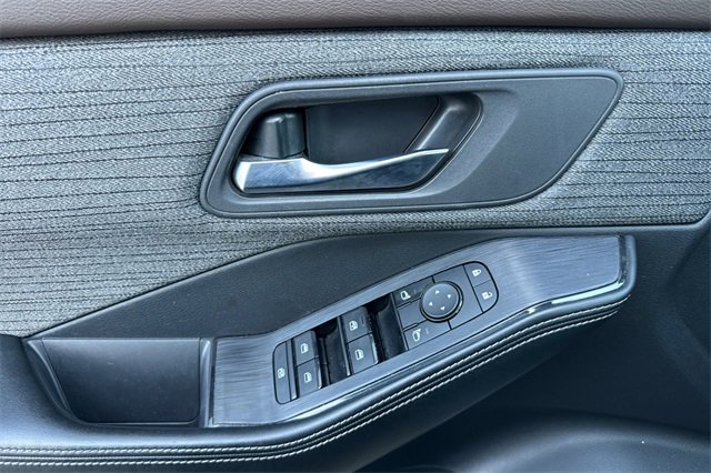 Used 2023 Nissan Rogue SV image 11