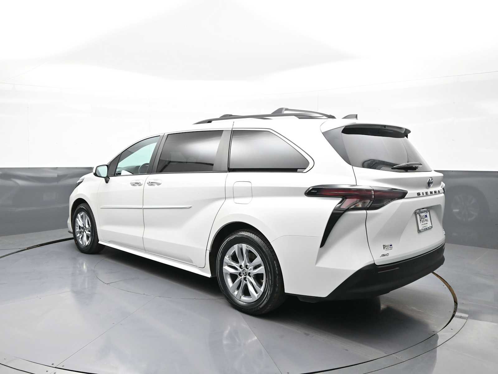 Used 2024 Toyota Sienna XLE w/ XLE Plus Package AWD/4WD image 8