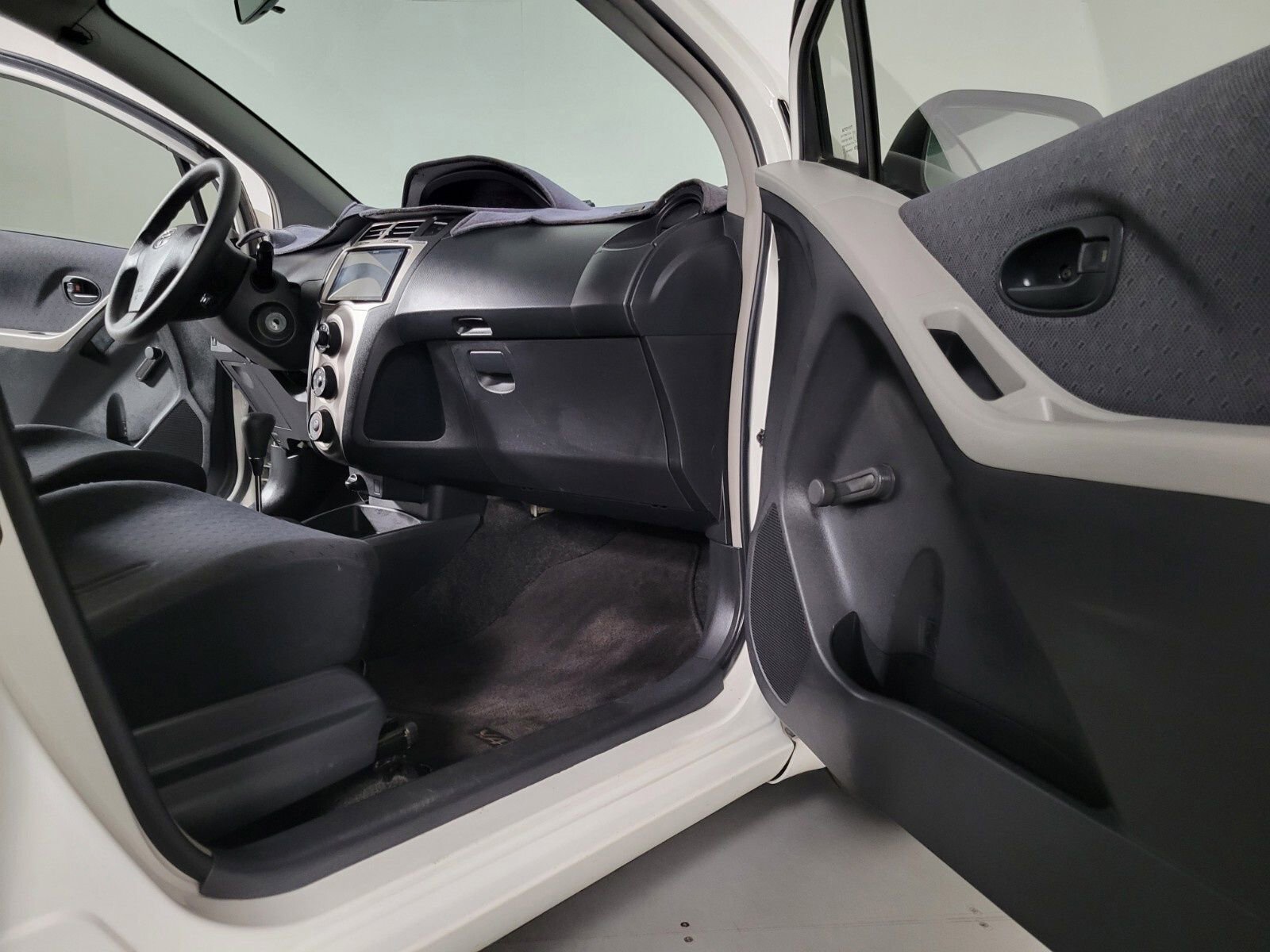 Used 2009 Toyota Yaris 4-Door Hatchback image 22