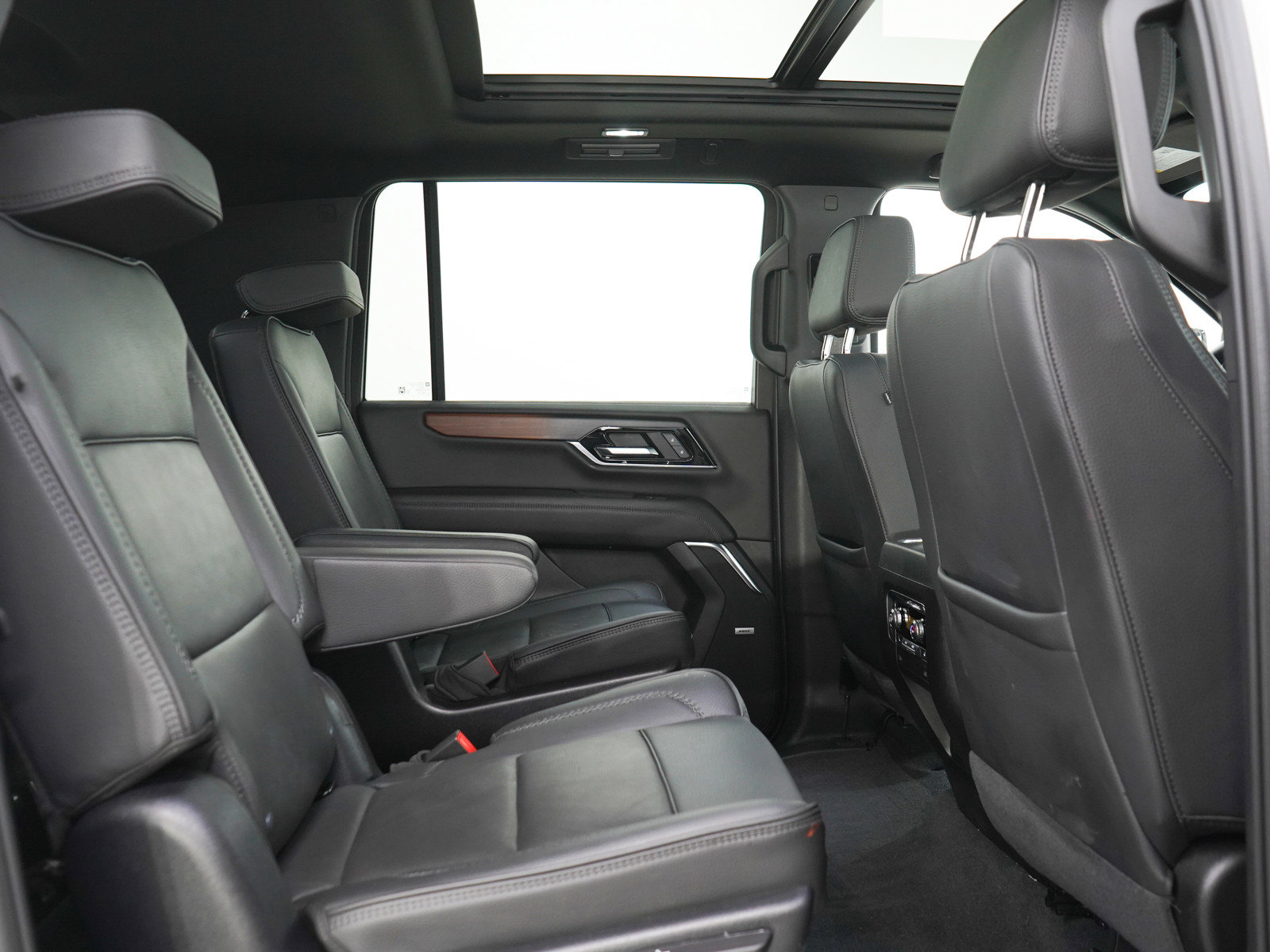 Used 2025 GMC Yukon XL Denali w/ Sun & Power Step Package AWD/4WD image 12