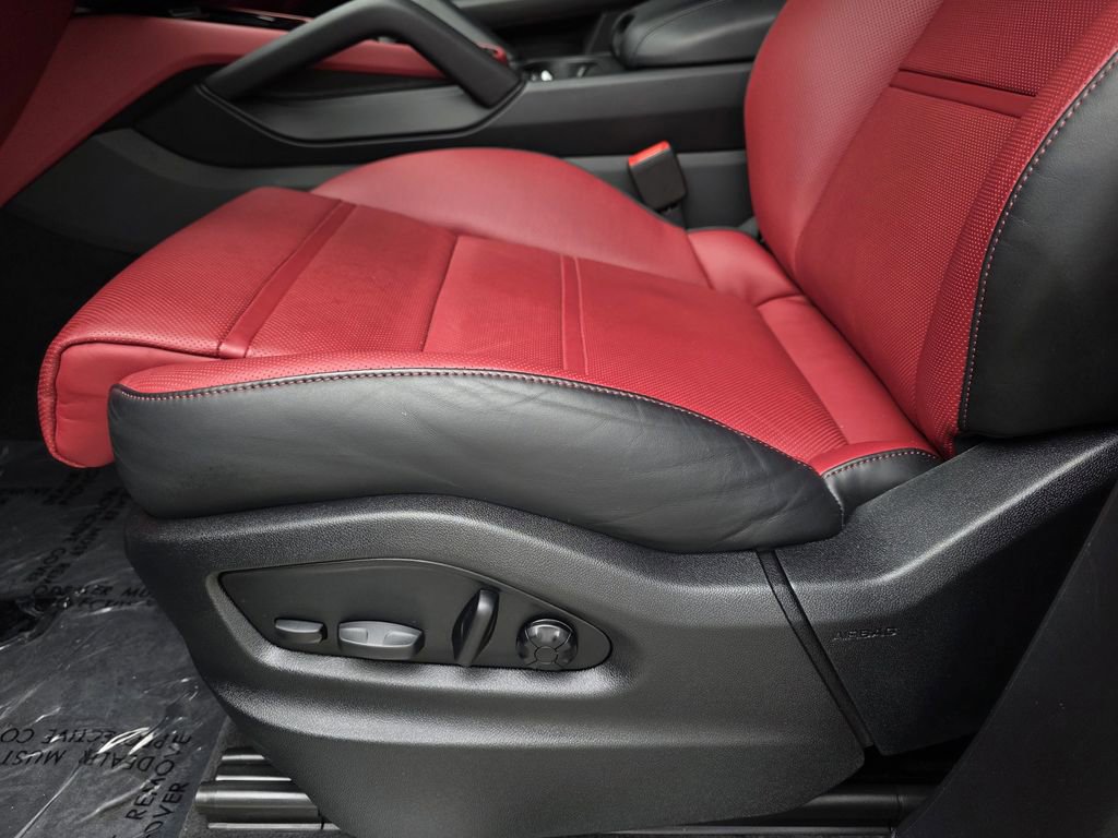 Certified 2025 Porsche Cayenne Coupe image 17