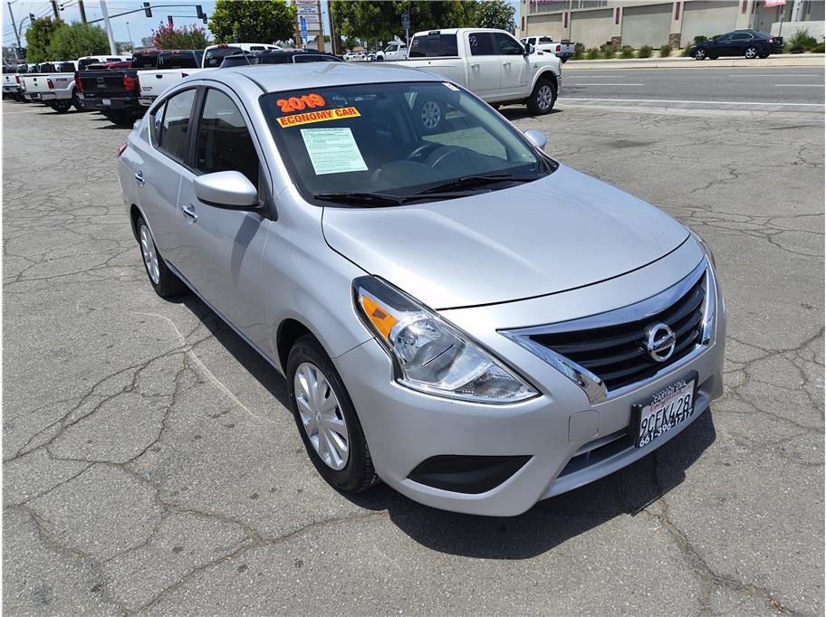 Used 2019 Nissan Versa SV FWD image 3