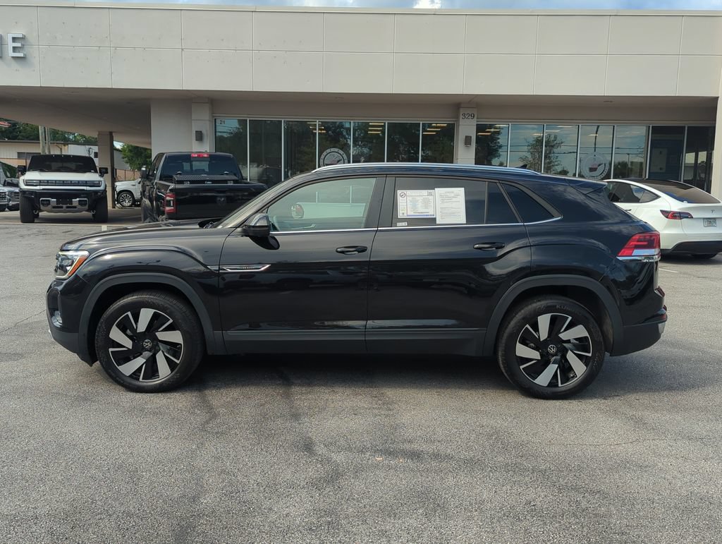 Used 2024 Volkswagen Atlas Cross Sport SE w/ Panoramic Sunroof Package FWD image 3