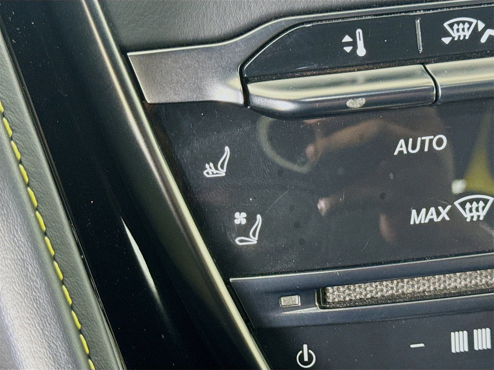 Used 2022 Aston Martin DB11 Coupe image 19