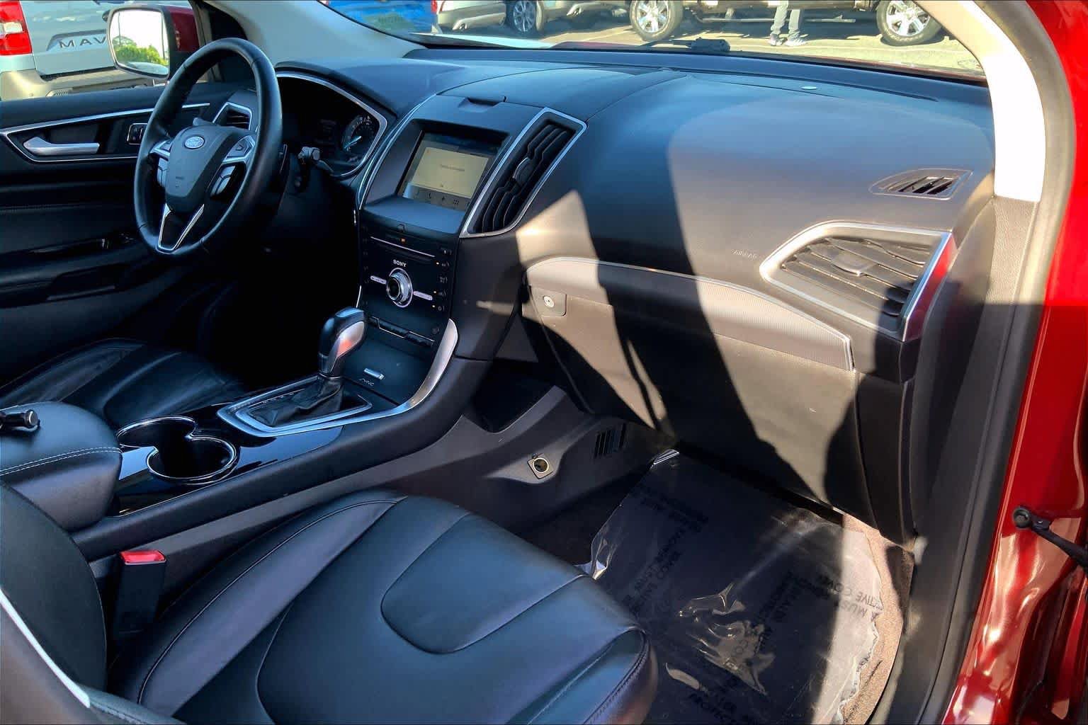 Used 2017 Ford Edge Titanium w/ Technology Package FWD image 18