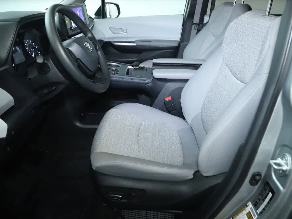 Used 2025 Toyota Sienna LE FWD image 17
