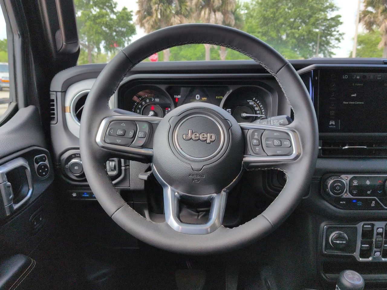 Used 2025 Jeep Wrangler Sahara image 11