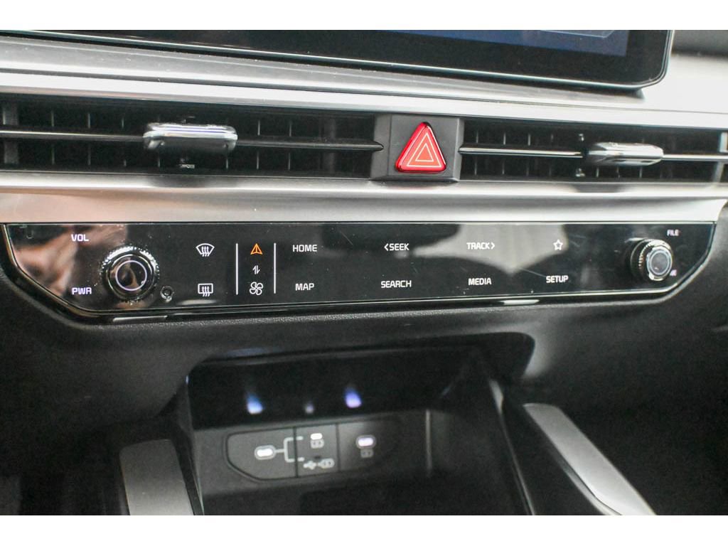 Certified 2025 Kia Sorento LX image 27