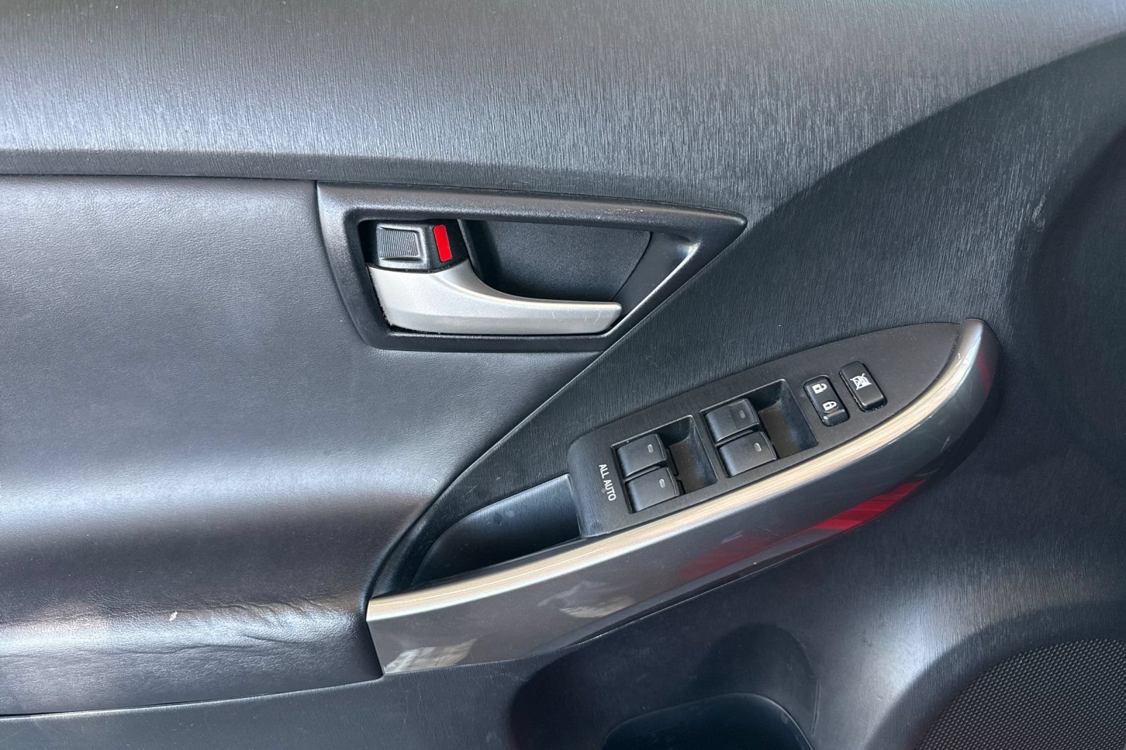 Used 2015 Toyota Prius Persona Series FWD image 17