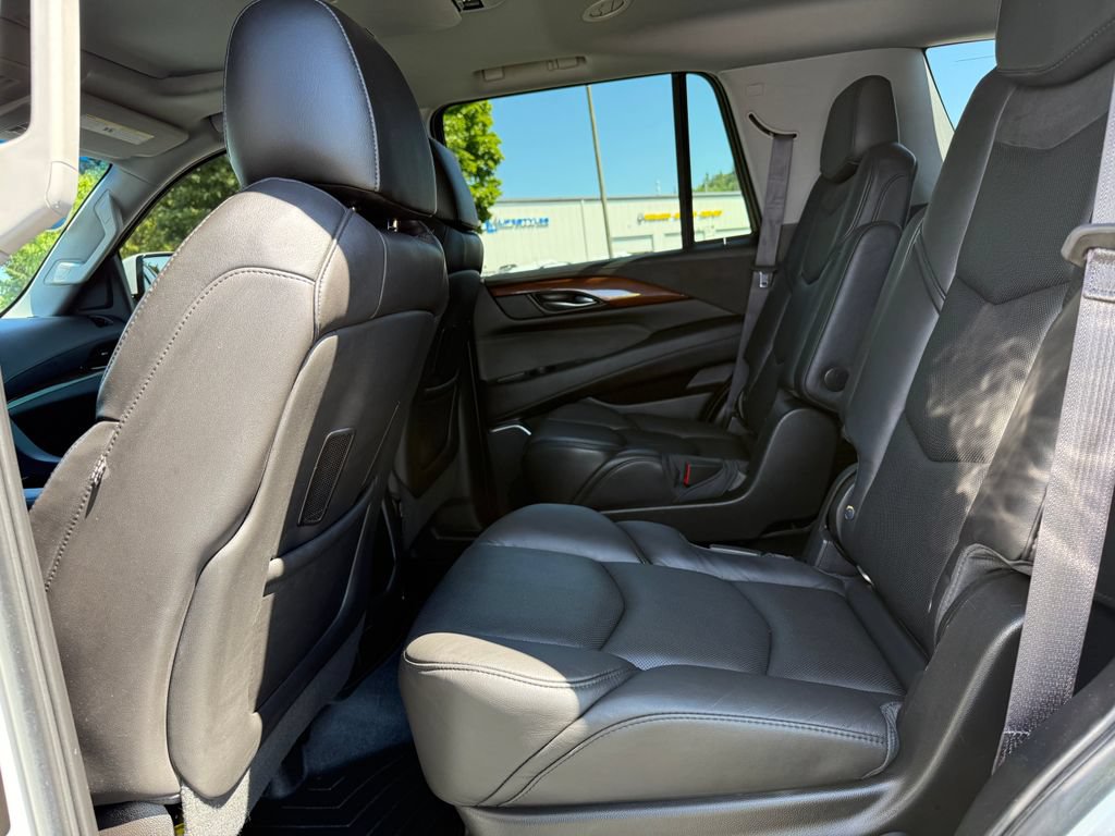 Used 2016 Cadillac Escalade Luxury AWD/4WD image 16