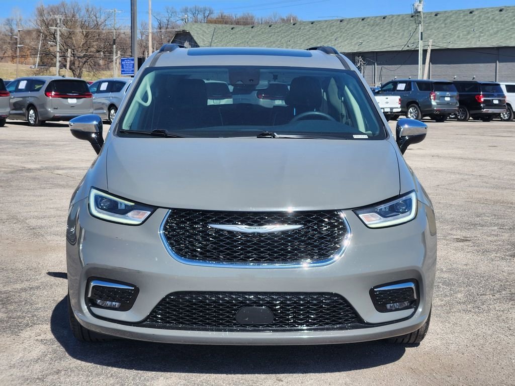 Used 2023 Chrysler Pacifica Limited video 2