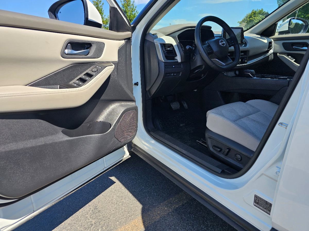 Used 2025 Nissan Rogue SV image 26