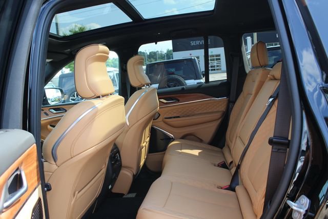 Used 2025 Jeep Grand Cherokee Summit AWD/4WD image 25