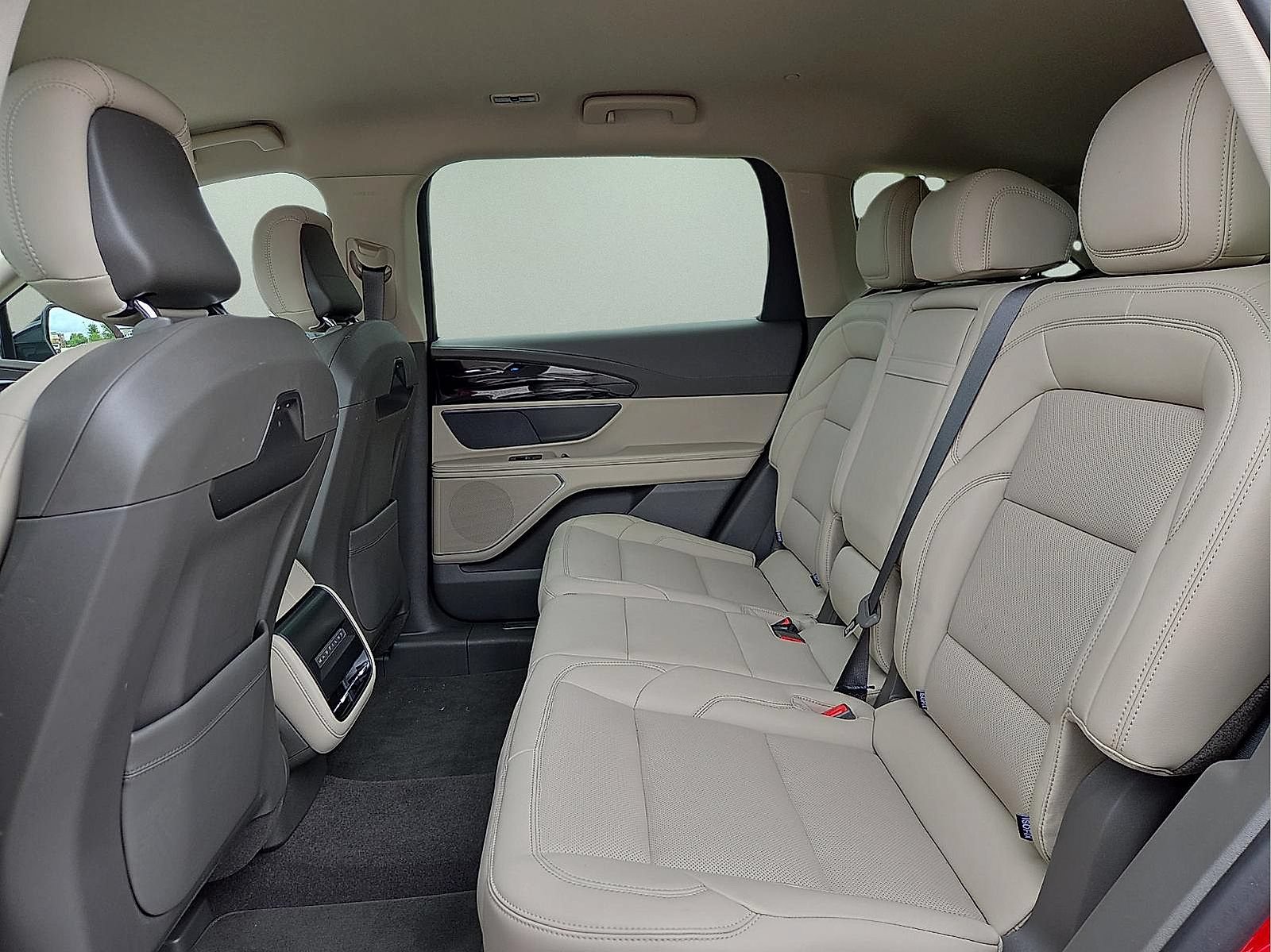 Used 2025 Lincoln Nautilus Premier AWD/4WD image 10