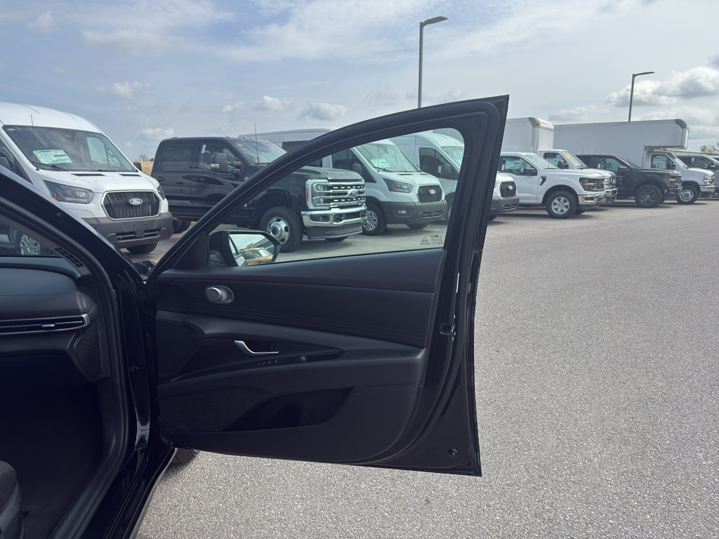 Used 2023 Hyundai Elantra SEL FWD image 18