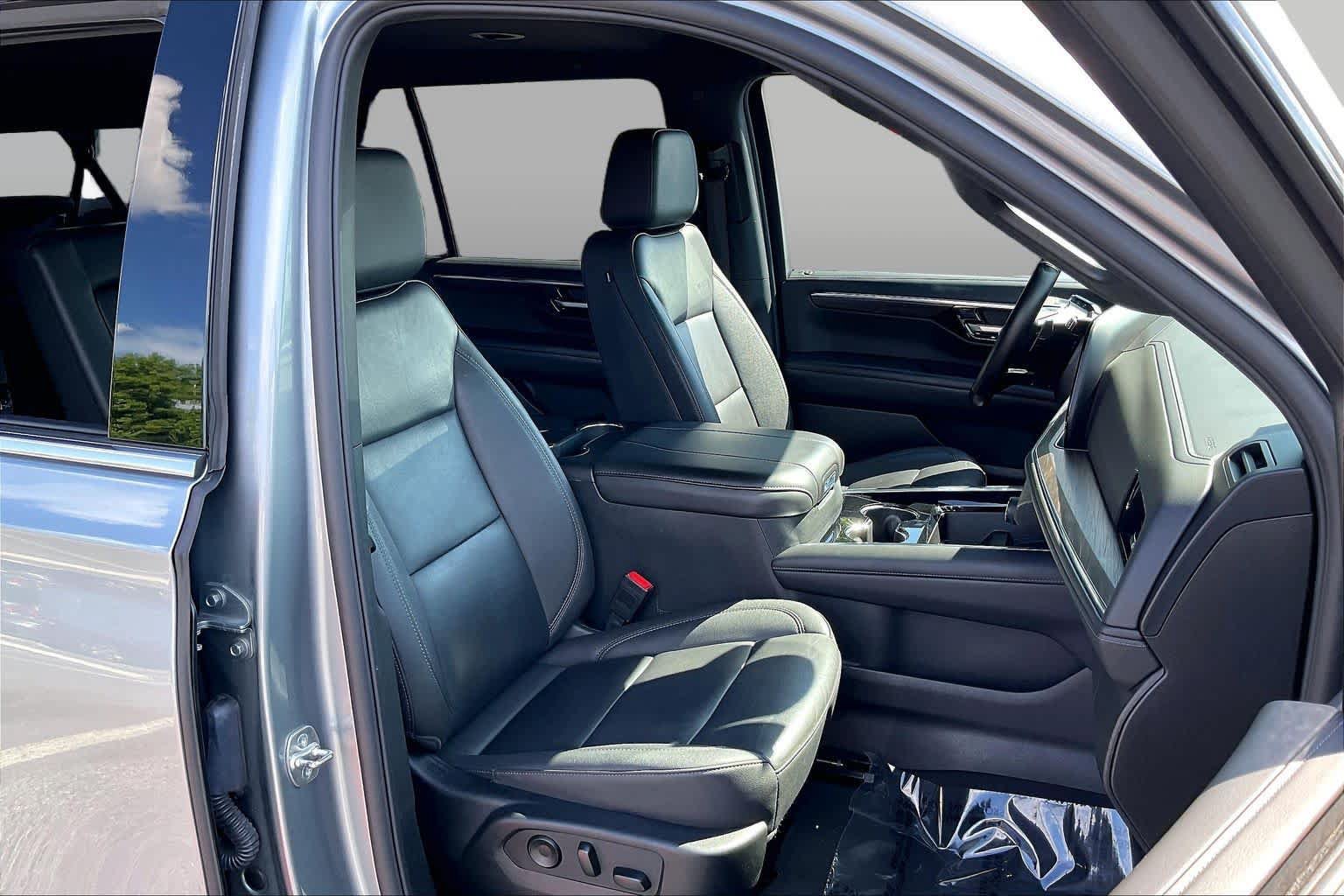Used 2025 Chevrolet Suburban LT AWD/4WD image 8