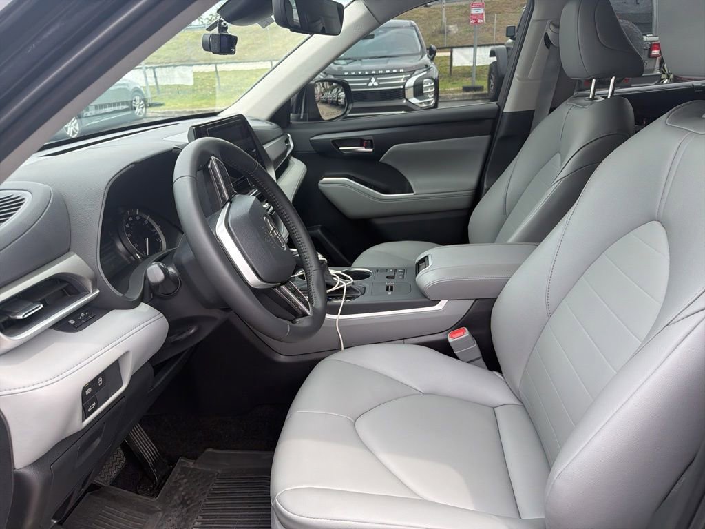 Used 2025 Toyota Highlander XLE FWD image 11