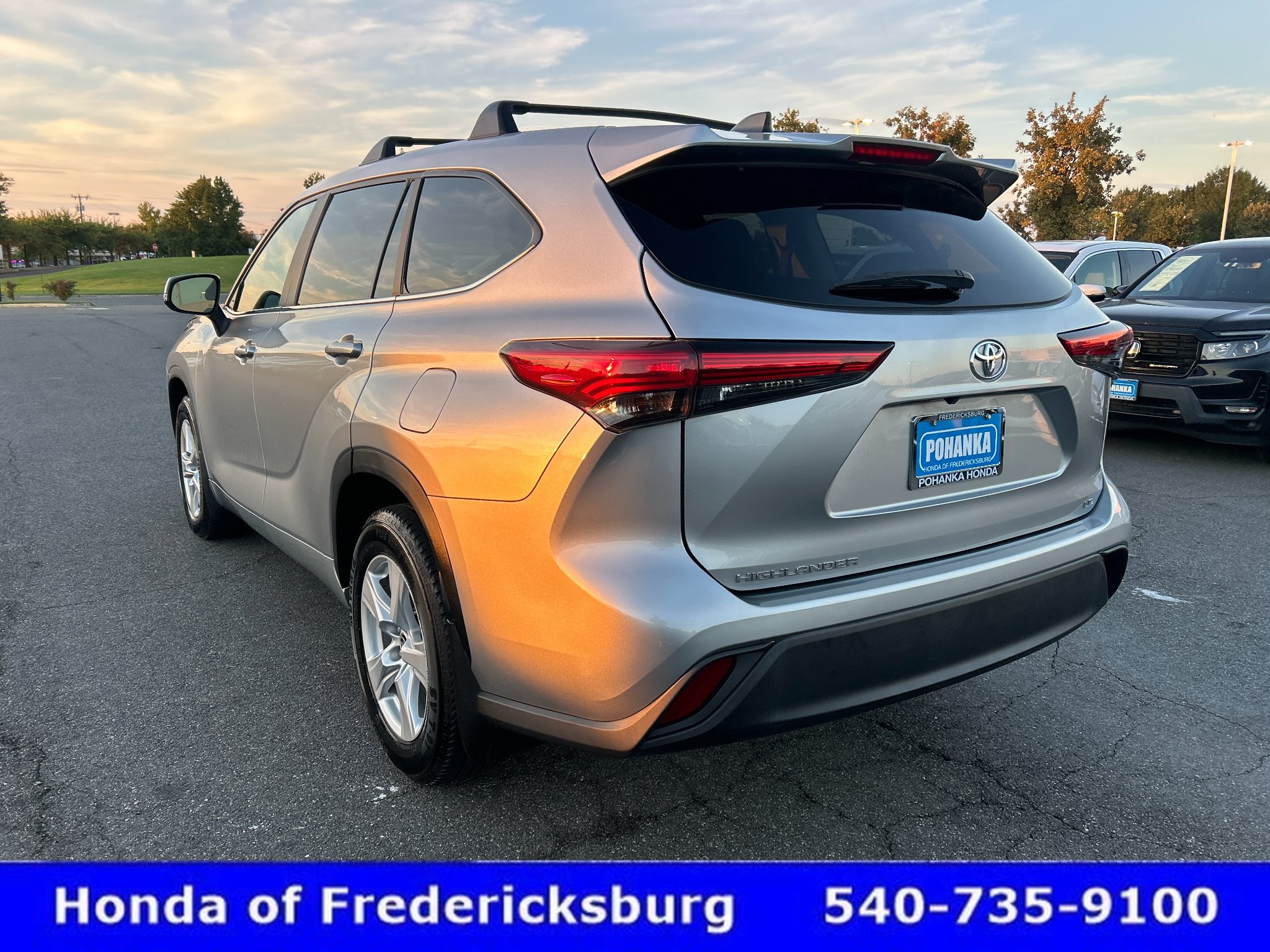 Used 2023 Toyota Highlander LE FWD image 4