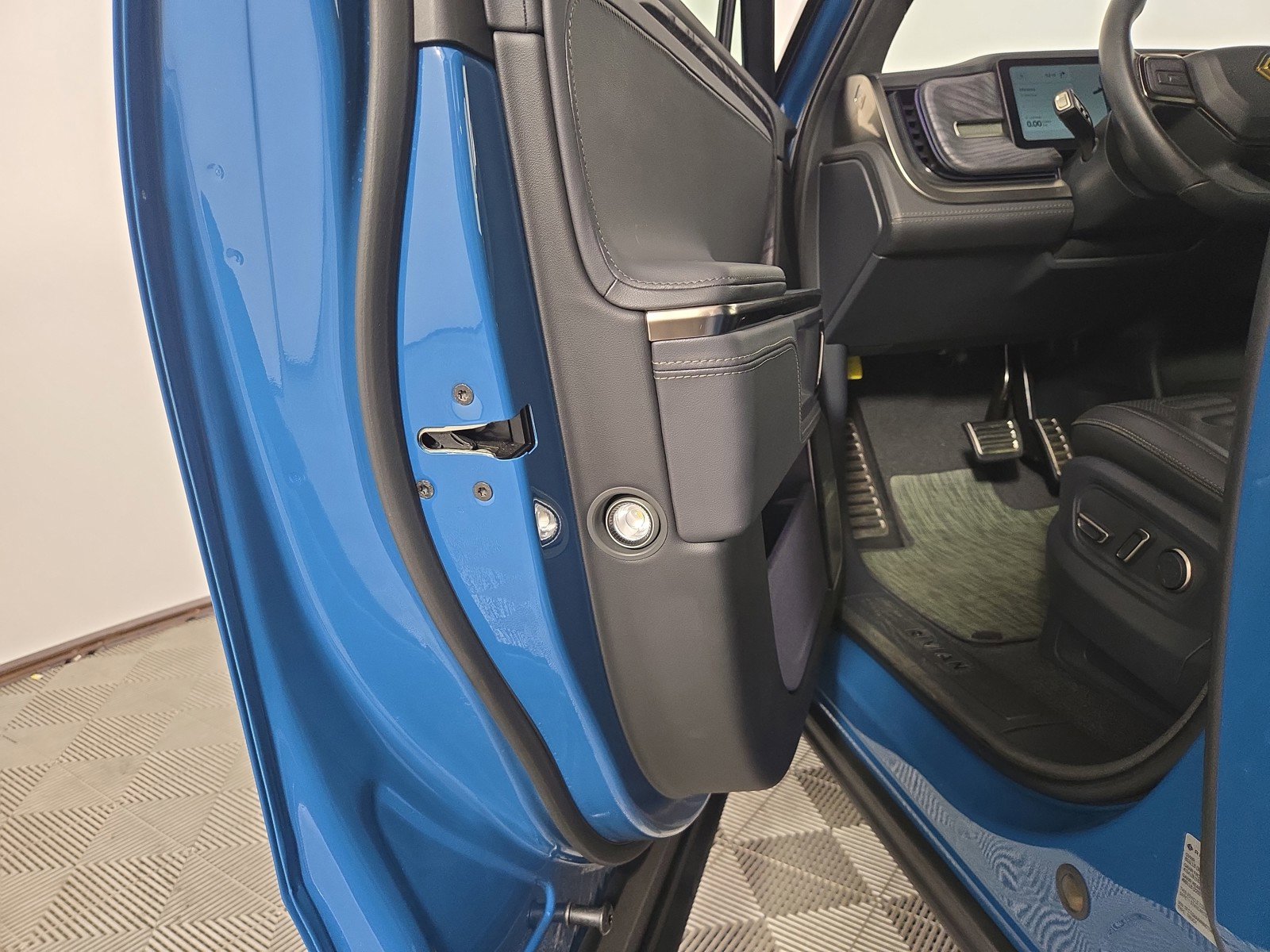 Used 2022 Rivian R1T Adventure image 30