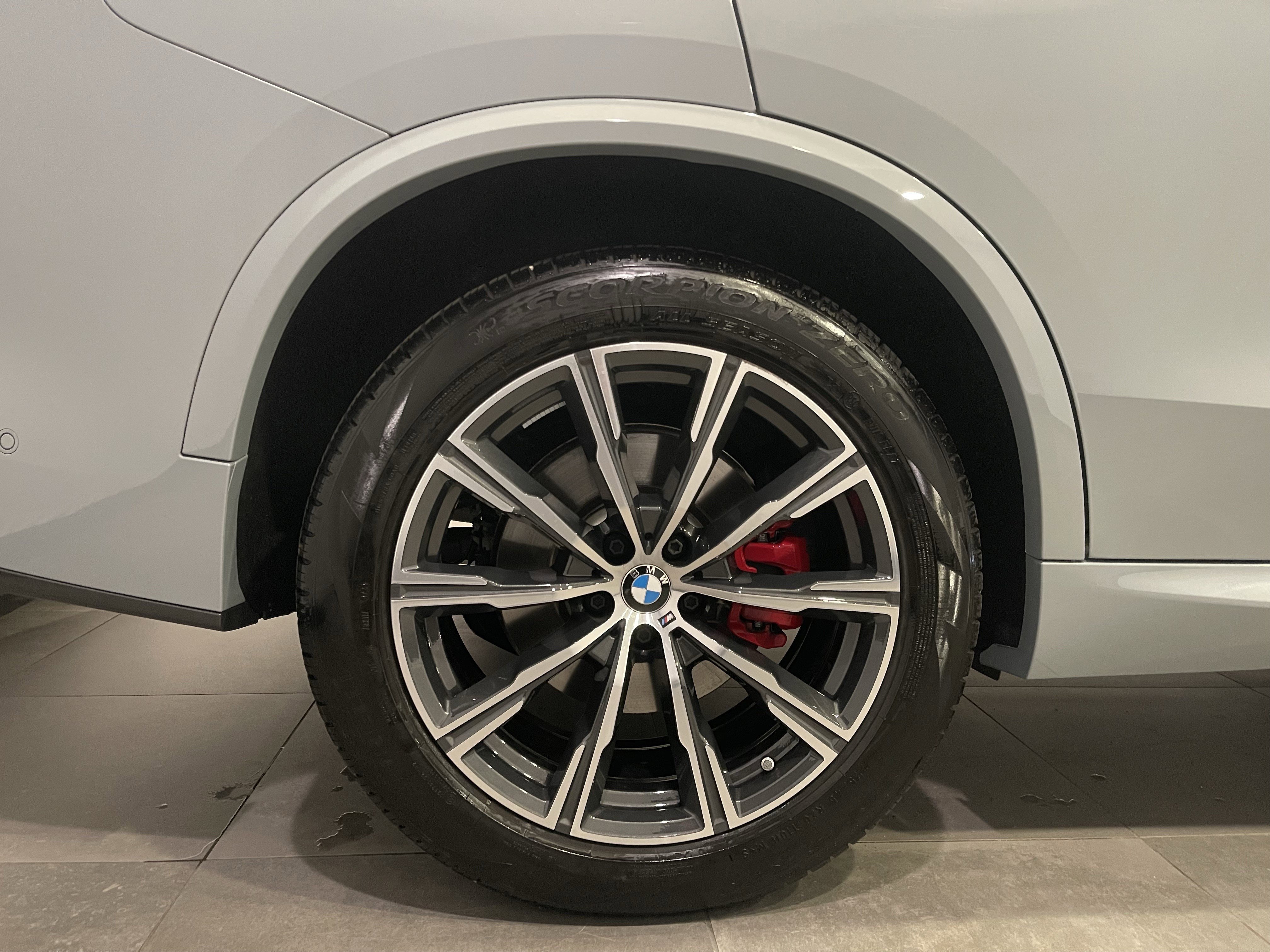 Used 2025 BMW X5 xDrive40i w/ M Sport Package AWD/4WD image 9