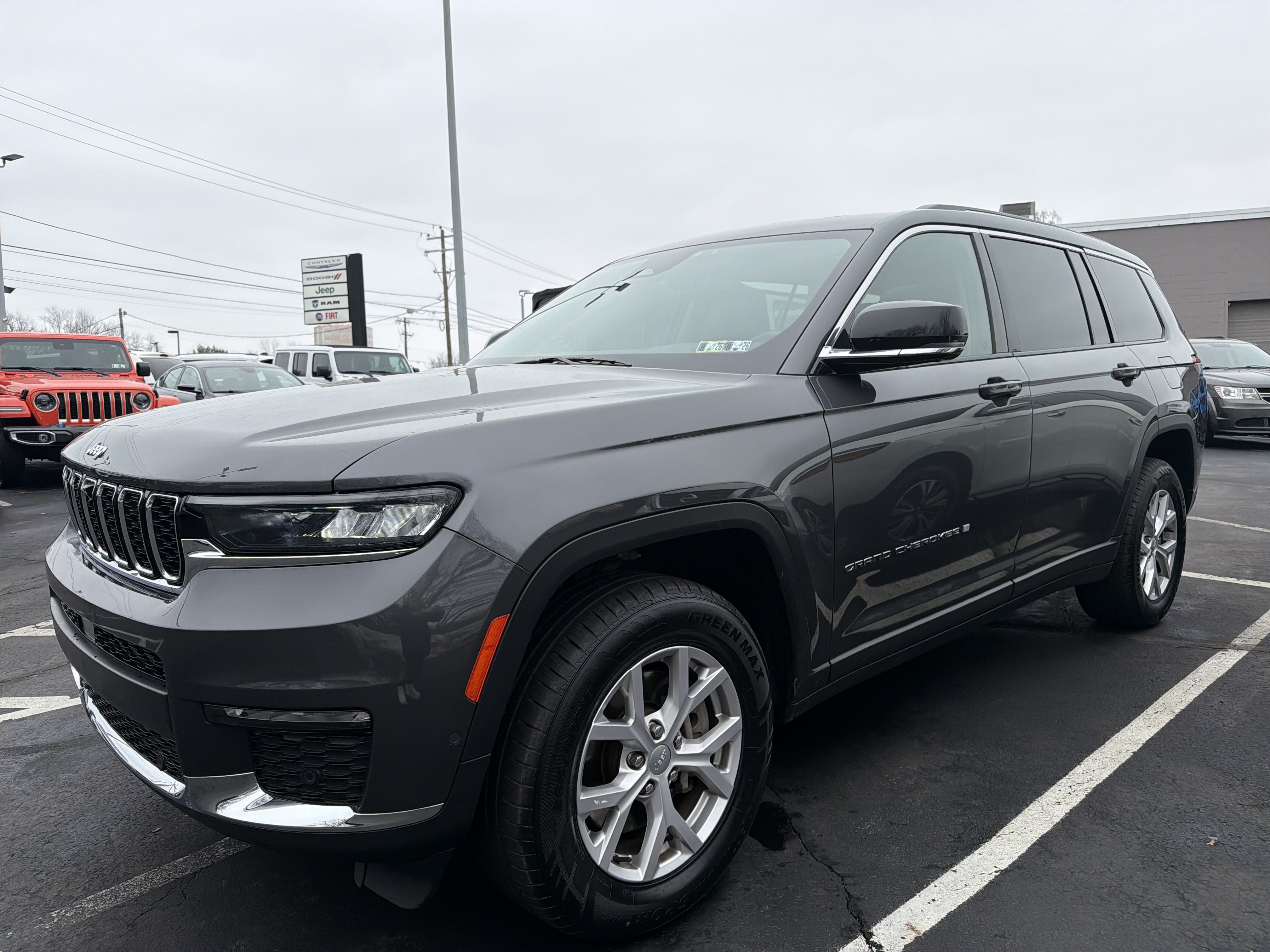Certified 2022 Jeep Grand Cherokee L Limited w/ Luxury Tech Group II AWD/4WD image 3