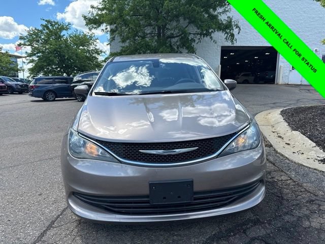 Used 2017 Chrysler Pacifica Touring FWD image 14